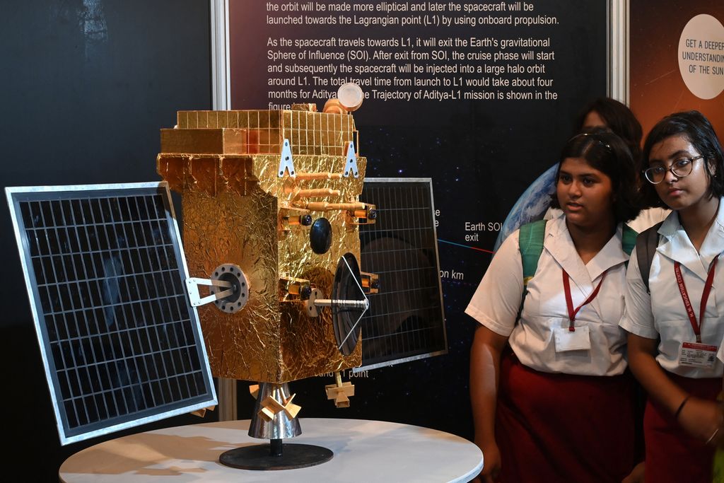 Siswa melihat model pesawat luar angkasa Aditya-L1 menjelang peluncurannya, di museum sains dan teknologi di Kolkata, Sabtu (2/9/2023). 