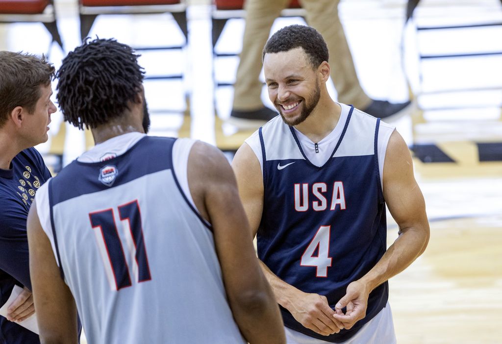 Pebasket Stephen Curry (Golden State Warriors), berbincang dengan pebasket Joel Embiid (Philadelphia 76ers), saat latihan di pelatnas tim basket AS untuk Olimpiade Paris 2024 di Las Vegas, Sabtu (6/7/2024).  