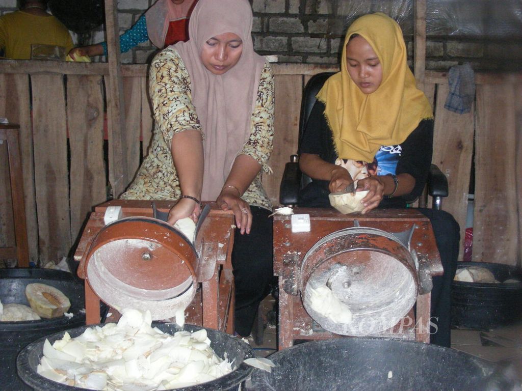 Pekerja industri rumahan di Kedungpring, Kabupaten Lamongan, Jawa Timur, Jumat (29/9/2017), merajang sukun untuk dijadikan keripik. 