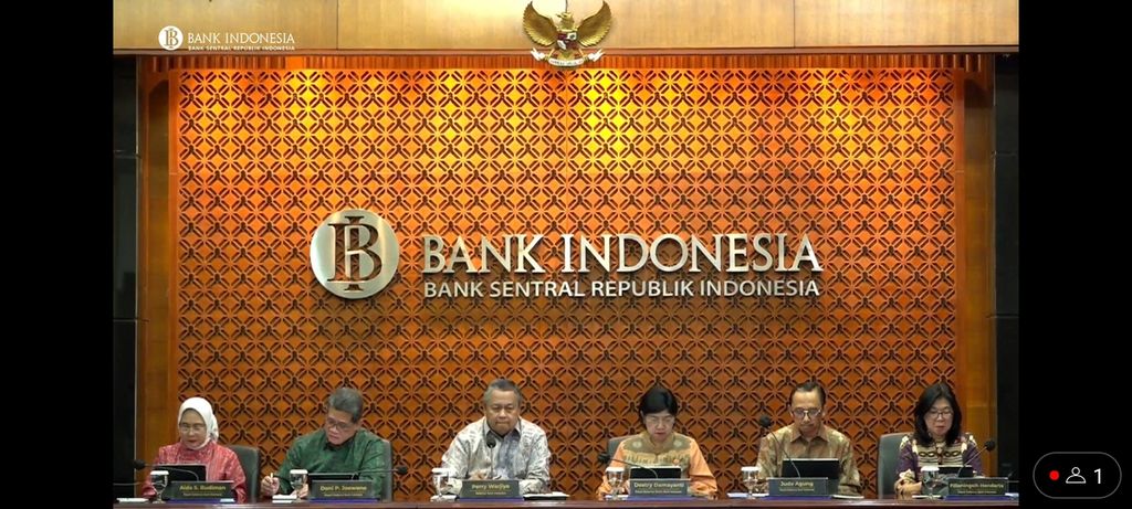 Jajaran Dewan Gubernur Bank Indonesia (BI) dan Gubernur BI Perry Warjiyo (ketiga dari kiri) dalam konferensi Hasil Rapat Dewan Gubernur BI secara hibrida, Kamis (23/11/2023).