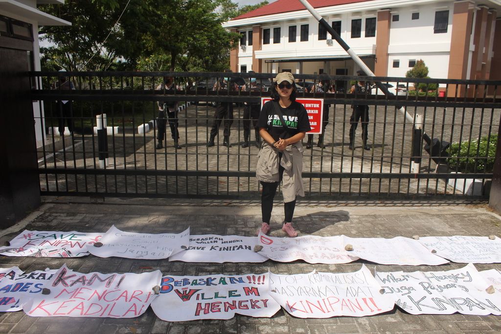 Beberapa mahasiswa dan lembaga melakukan aksi di depan Pengadilan Tindak Pidana Korupsi Kota Palangkaraya untuk menuntut bebas Kepala Desa Kinipan Wilem Hengki, Kamis (19/5/2022). Aksi itu dilakukan setiap kali sidang dan belum pernah absen.