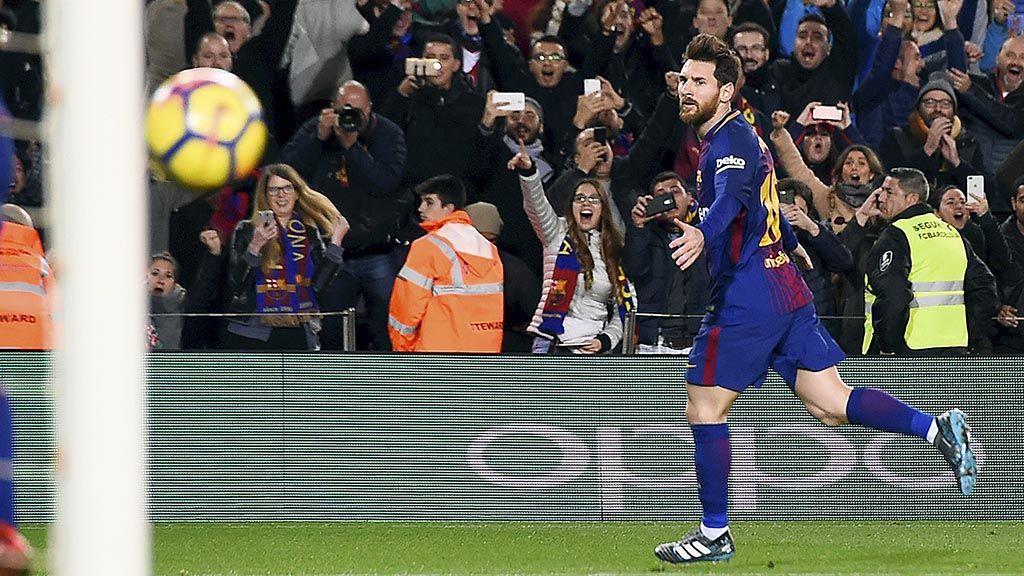 Lionel Messi merayakan golnya ke gawang Alaves yang menjadi penentu kemenangan 2-1 Barcelona pada laga Liga Spanyol di Stadion Camp Nou, Barcelona, Senin (29/1) dini hari WIB. Kemenangan ini menjaga posisi Barcelona di puncak klasemen La Liga dengan 57 poin.