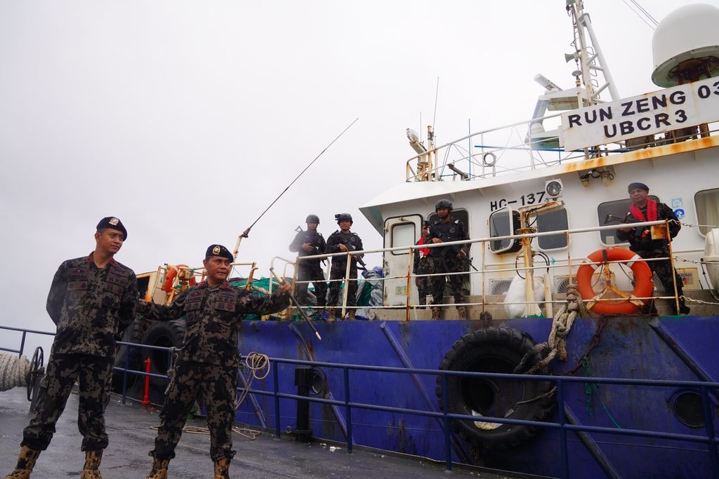 Surveillance officers from the Ministry of Maritime Affairs and Fisheries arrested the ship Run Zeng (RZ) 03 in the Arafura Sea, Sunday (19/5/2024). The ship, which was at large, was suspected of being involved in a syndicate of fishing theft, fuel oil smuggling and human slavery.