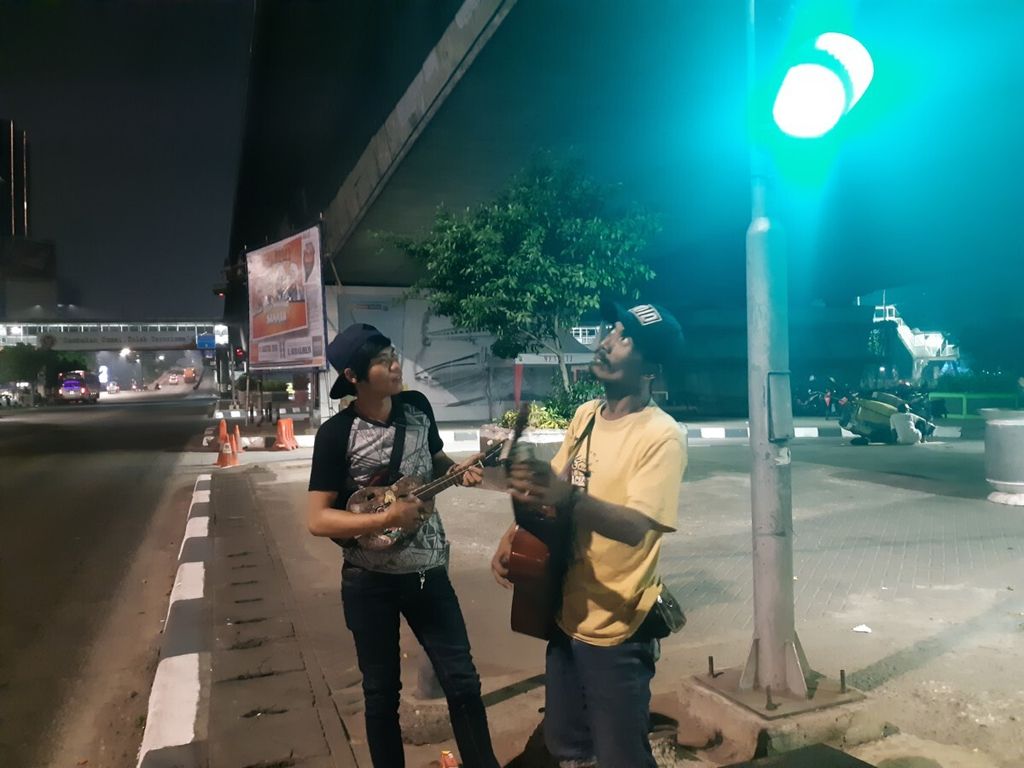 Ilustrasi. Rachmad dan Ramdhani menepi di trotoar sembari menunggu lampu lalu lintas kembali berwarna merah.