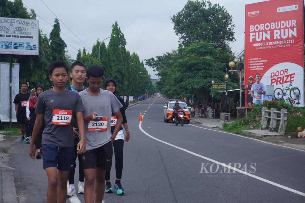 Peserta Borobudur Fun Run tiba di sekitar titik star, kawasan Candi Pawon, Kecamatan Borobudur, Kabupaten Magelang, Jawa Tengah, Minggu (3/12/2023).