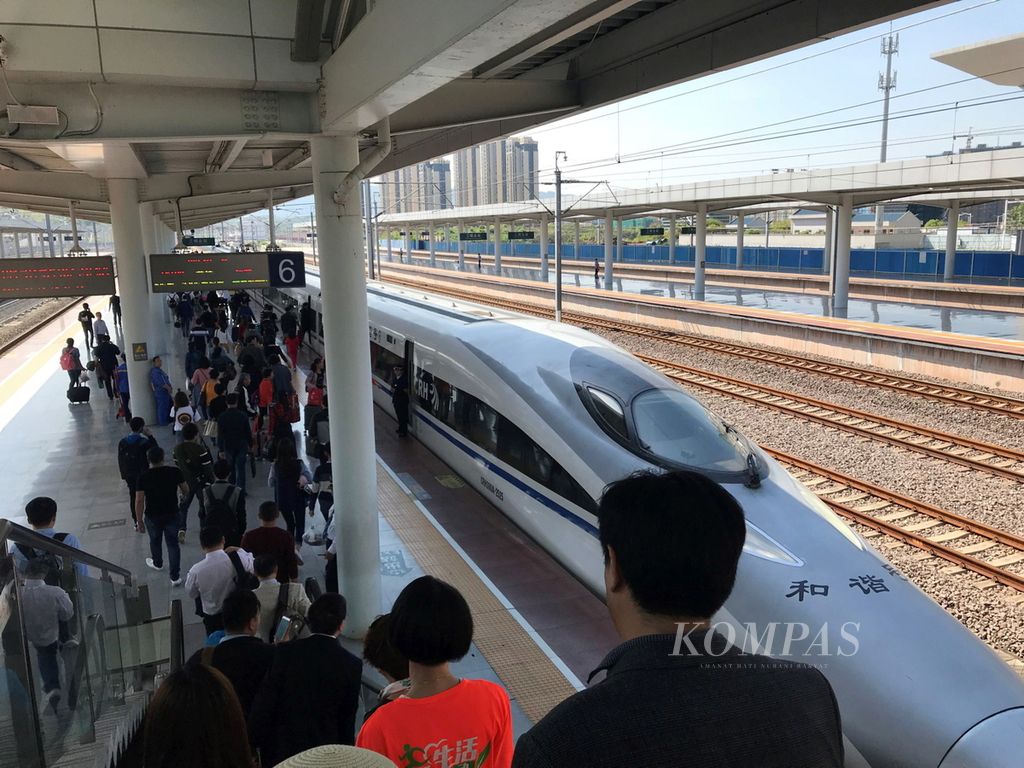Sejak 30 tahun terakhir, China memodernisasi infrastrukturnya, termasuk membangun kereta cepat yang kini menghubungkan hampir ke semua kota besarnya, seperti terlihat di Stasiun Sanming, Fujian, Rabu (18/4/2018).  
