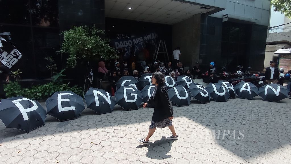 Warga Dago Elos dari Kota Bandung, Jawa Barat, memperjuangkan hak atas tempat tinggalnya di Yayasan Lembaga Bantuan Hukum Indonesia, Jakarta, Selasa (10/10/2023).