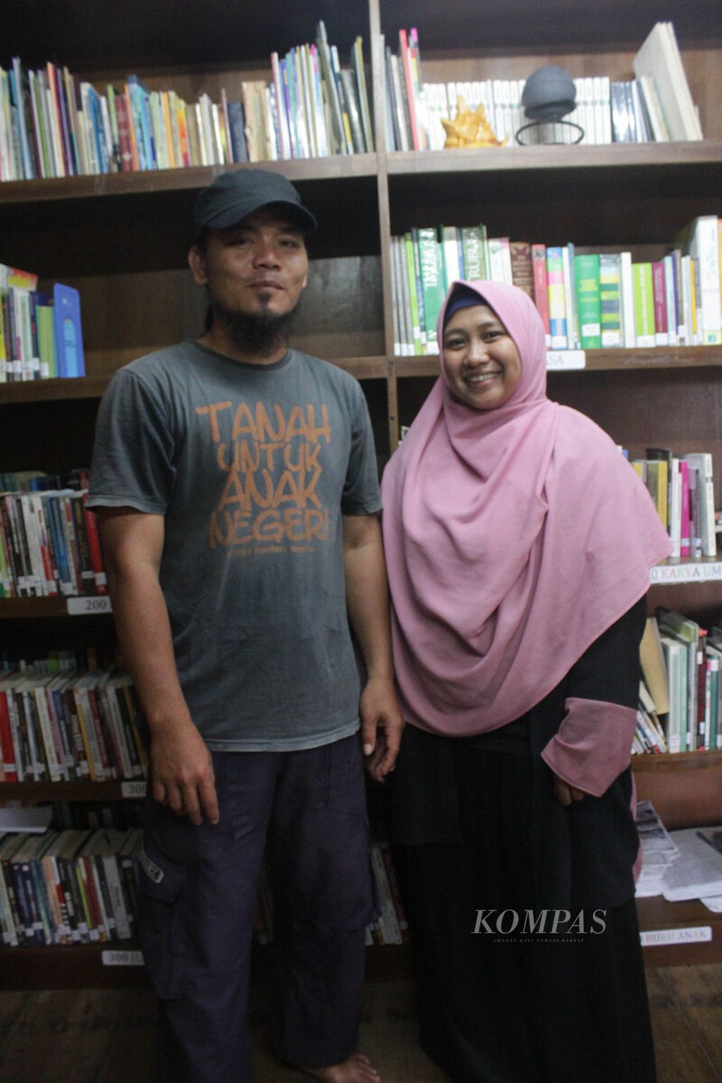 Perdana Romi Saputra and his wife, Rahmiana Rahman). 