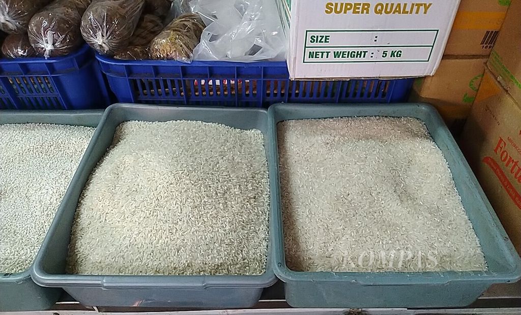 Beberapa jenis beras yang dijual di pasar dan toko di Kota Denpasar, Bali, Rabu (15/2/2023).