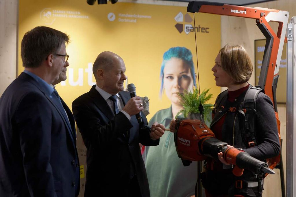 Kanselir Jerman Olaf Scholz (tengah) mengunjungi International Craft Fair 2024 di Munich pada 1 Maret 2024.