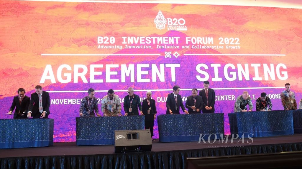 Various companies sign business cooperation agreements during the sidelines of the opening of the 2022 Indonesia Net Zero Summit in Nusa Dua, Bali, on Friday (11/11/2022). The Net Zero Summit was attended by 700 participants from 30 countries. Together they discussed opportunities, challenges, and calls to action for global companies to decarbonize industry.
