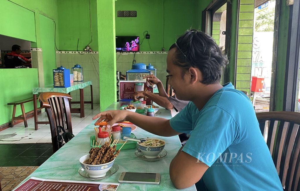 Pengunjung makan di warung soto Nasida Ria, Kelurahan Tugurejo, Kecamatan Tugu, Kota Semarang, Jawa Tengah, Jumat (24/6/2022). 