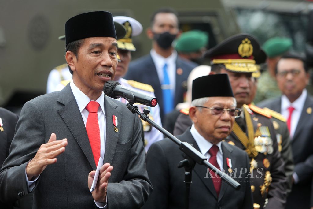 Presiden Joko Widodo didampingi Wakil Presiden Ma'ruf Amin memberikan keterangan kepada wartawan seusai upacara Peringatan HUT Ke-77 TNI di depan Istana Merdeka, Jakarta, Rabu (5/10/2022).