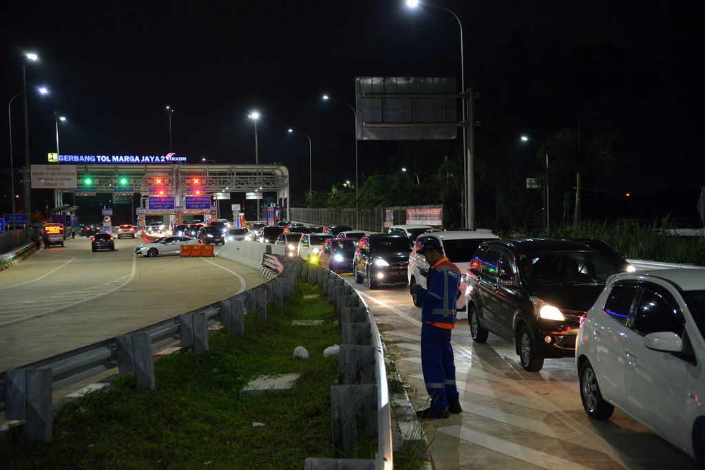 Sejumlah mobil keluar dari Gerbang Tol Marga Jaya di Bekasi Selatan, Kota Bekasi, saat pembukaan Tol Becakayu Seksi 2A dan 2A Ujung secara fungsional, Jumat (23/12/2022). PT Waskita Toll Road (WTR) mengoperasikan sejumlah ruas jalan tol secara fungsional untuk mengurai kemacetan saat Natal 2022 dan Tahun Baru 2023. Ruas jalan tol yang dibuka secara fungsional yakni Ruas Tol Ciawi - Sukabumi atau Tol Bocimi Seksi 2 (Cigombong - Cibadak) sepanjang 11,90 kilometer, dan Ruas Tol Bekasi - Cawang - Kampung Melayu atau Tol Becakayu Seksi 2A dan 2A Ujung (Jakasampurna - Marga Jaya) sepanjang 4,88 kilometer. Pembukaan secara fungsional tersebut dilakukan mulai dari 23 Desember 2022 hingga 3 Januari 2023. Fakhri Fadlurrohman (Z19) 23-12-2022