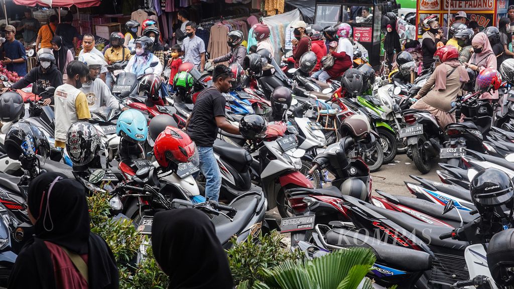 Kepadatan parkir sepeda motor pengunjung Pasar Anyar, Kota Bogor, Jawa Barat, yang mulai ramai berbelanja untuk kebutuhan Lebaran, Minggu (10/4/2022). Meski Lebaran masih beberapa pekan lagi, para pedagang menyambut gembira kembalinya geliat belanja warga. Dua tahun terakhir, penjualan pakaian menjelang perayaan Lebaran merosot tajam. Kondisi pandemi yang mempengaruhi perekonomian warga dan penerapan PPKM turut berimbas pada kondisi pasar dan perdagangan.
