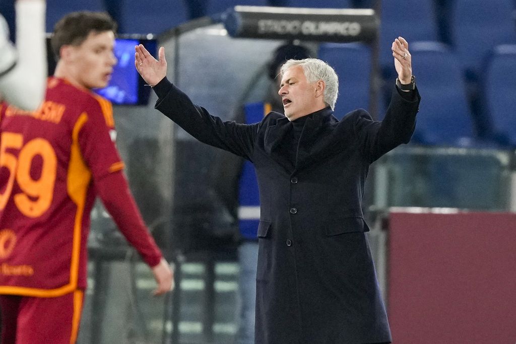 Gestur Pelatih AS Roma Jose Mourinho saat laga Serie A antara Roma dan Atalanta, 7 Januari 2024. Roma memecat Mourinho karena hasil buruk musim ini.