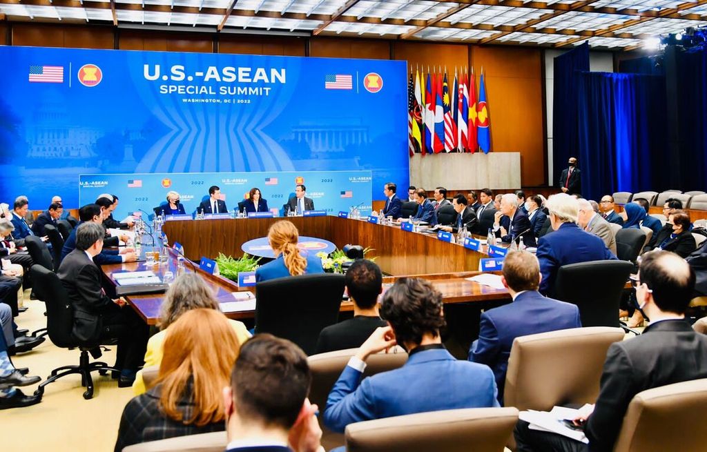 KTT khusus AS-ASEAN merupakan pertemuan kedua yang diselenggarakan antara pemimpin negara ASEAN dan Wakil Presiden AS Kamala Harris, Jumat (13/5/2022) waktu setempat, di Departemen Luar Negeri AS, Washington DC. Dalam pertemuan ini dibahas isu perubahan iklim, energi bersih, dan infrastruktur