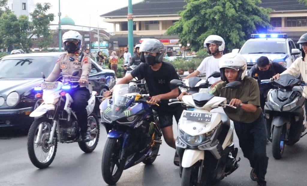 Para pengguna sepeda motor berknalpot <i>racing </i>atau <i>brong </i>diminta kepolisian mendorong sepeda motornya di Purwokerto, Banyumas, Jawa Tengah, Rabu (18/1/2023).