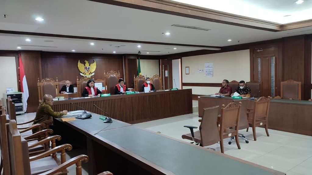 Majelis hakim Pengadilan Negeri Jakarta Pusat yang diketuai  Bambang Sucipto menyidangkan perkara perdata gugatan melawan hukum yang diajukan oleh Partai Berkarya terhadap tergugat Komisi Pemilihan Umum (KPU) RI, Senin (17/2/2024). 