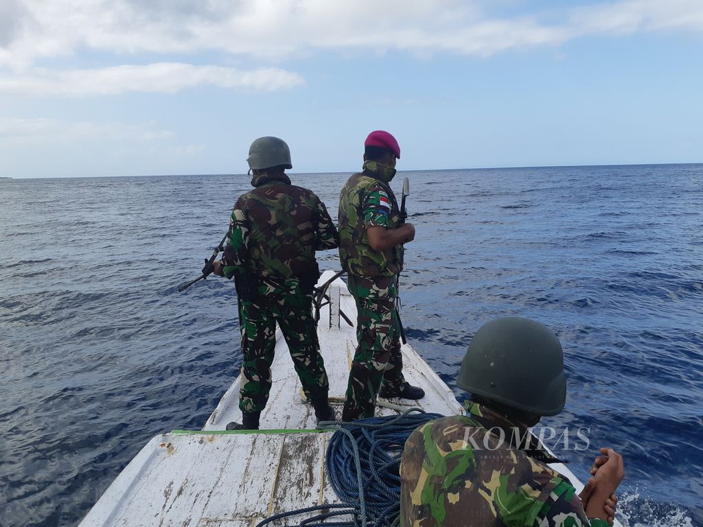 Kegiatan patroli pasukan gabungan dari Koramil Wetar, Satgas Batalyon 734, dan Marinir di perairan Pulau Wetar, Maluku, perbatasan Indonesia dan Timor Leste, Selasa (9/8/2022). Patroli menggunakan perahu nelayan lantaran minimnya peralatan militer di sana.
