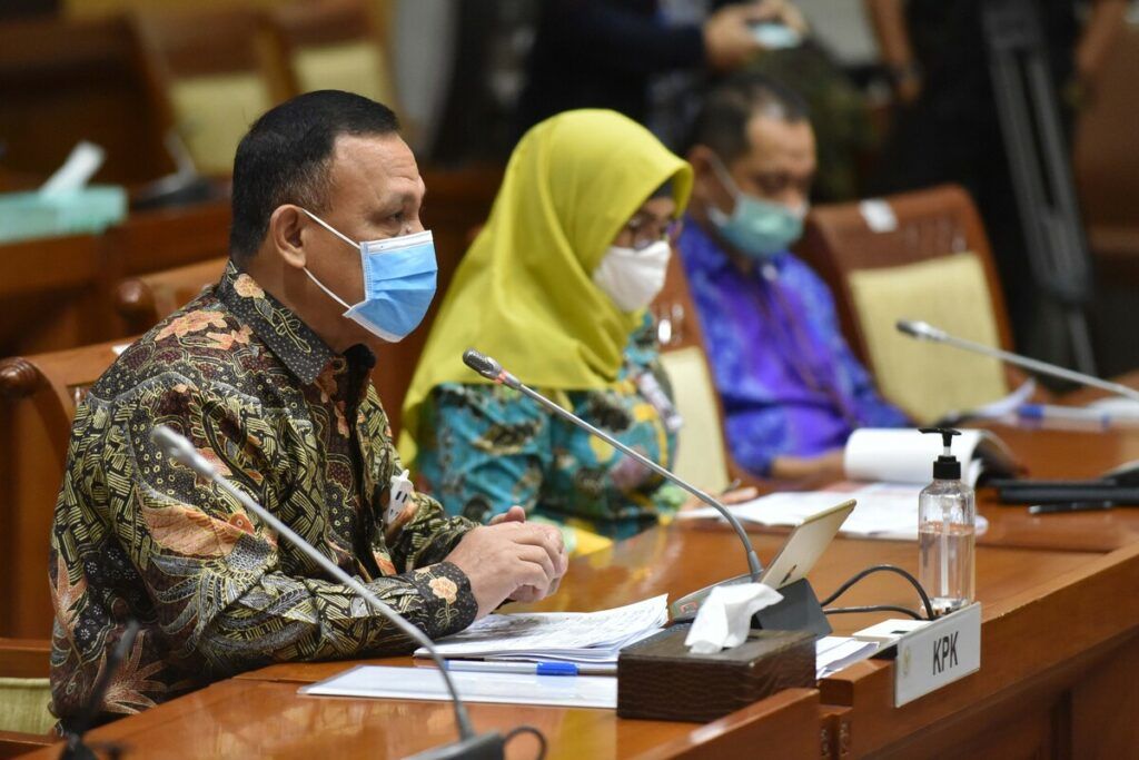 Ketua Komisi Pemberantasan Korupsi (KPK) Firli Bahuri (kiri) menyampaikan pengantar saat mengikuti rapat dengar pendapat (RDP) dengan Komisi III DPR RI di Kompleks Parlemen, Senayan, Jakarta, Rabu (29/4/2020). Rapat membahas upaya KPK mengawasi penggunaan anggaran penanganan wabah virus Corona (COVID-19) yang dikeluarkan oleh pemerintah. KPK siap menindak tegas pelaku korupsi yang memanfaatkan momen penanganan COVID-19.