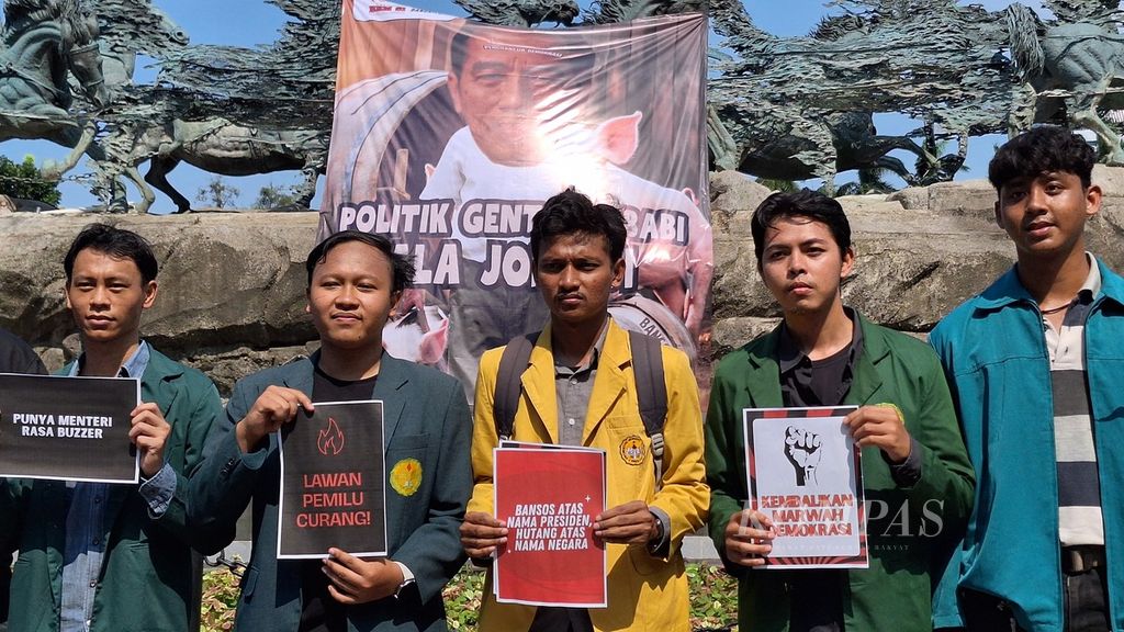 Badan Eksekutif Mahasiswa Seluruh Indonesia menggelar mimbar bebas "Kembalikan Marwah Demokrasi" di Patung Arjuna Wijaya dekat kawasan Monumen Nasional, Jakarta Pusat, Kamis (8/2/2024).