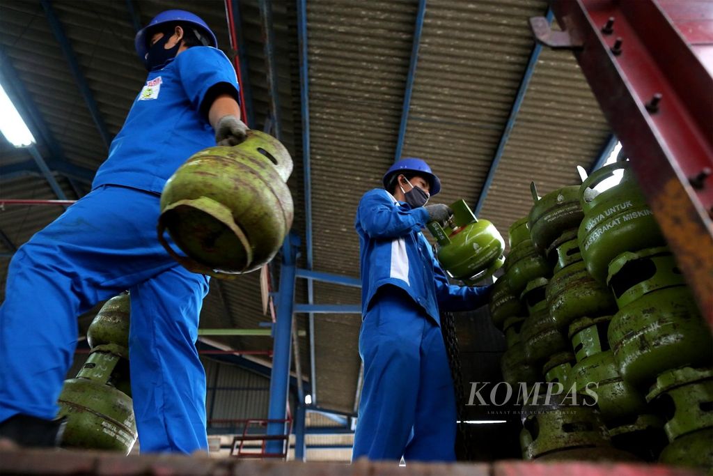Pekerja menurunkan tabung elpiji 3 kilogram bersubsidi yang baru tiba di Stasiun Pengisian Bulk Elpiji (SPBE) PT Sadikun Gas, Kembangan, Jakarta, Kamis (2/7/2020). 