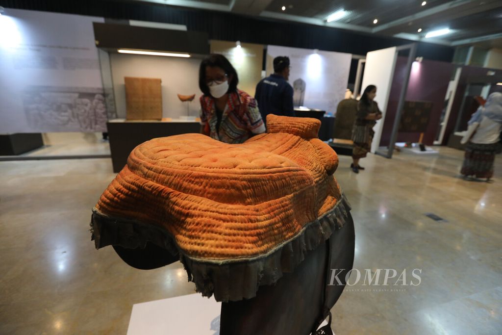 Pengunjung mengamati koleksi yang disuguhkan dalam pameran bertajuk The Truth Inside You: Alunan Kisah tentang Perempuan di Museum Nasional, Jakarta, Kamis (15/12/2022). 