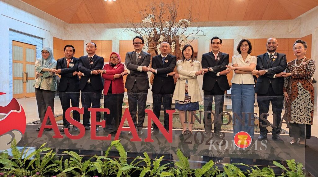 Kementerian Koperasi dan UKM, bersama dengan UN-ESCAP dan OECD, serta berkolaborasi dengan OXFAM, World Benchmarking Alliance, dan INFID, menggelar 6th ASEAN Inclusive Business Summit 2023 di Nusa Dua, Badung, Bali, Rabu (23/8/2023). Menteri Koperasi dan UKM Teten Masduki (tengah) berfoto bersama pimpinan dan perwakilan delegasi peserta 6th ASEAN Inclusive Business Summit 2023. 