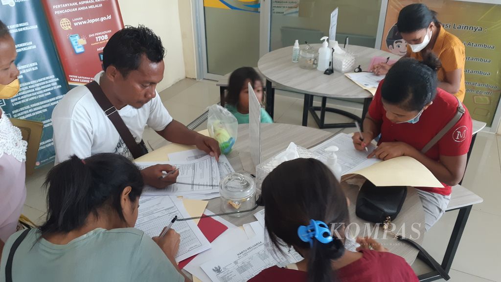 Warga mengisi dokumen untuk pengajuan paspor di Kantor Imigrasi Kelas II Atambua, Kabupaten Belu, Nusa Tenggara Timur,  Selasa (7/6/2022). Waktu yang dibutuhkan tidak lebih dari 10 menit.