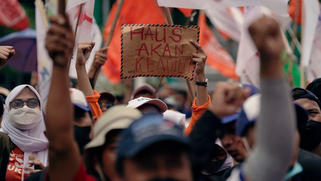 Massa buruh yang tergabung dalam Konfederasi Serikat Pekerja Indonesia berunjuk rasa di kantor Kementerian Ketenagakerjaan di Jalan Gatot Subroto, Kuningan, Jakarta Selatan, Rabu (16/2/2022). 