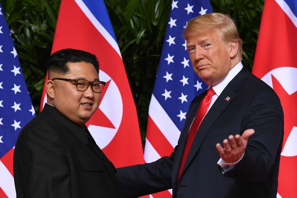 Presiden Amerika Serikat Donald Trump melakukan pertemuan dengan Presiden Korea Utara Kim Jong Un di Singapura pada 12 Juni 2018.