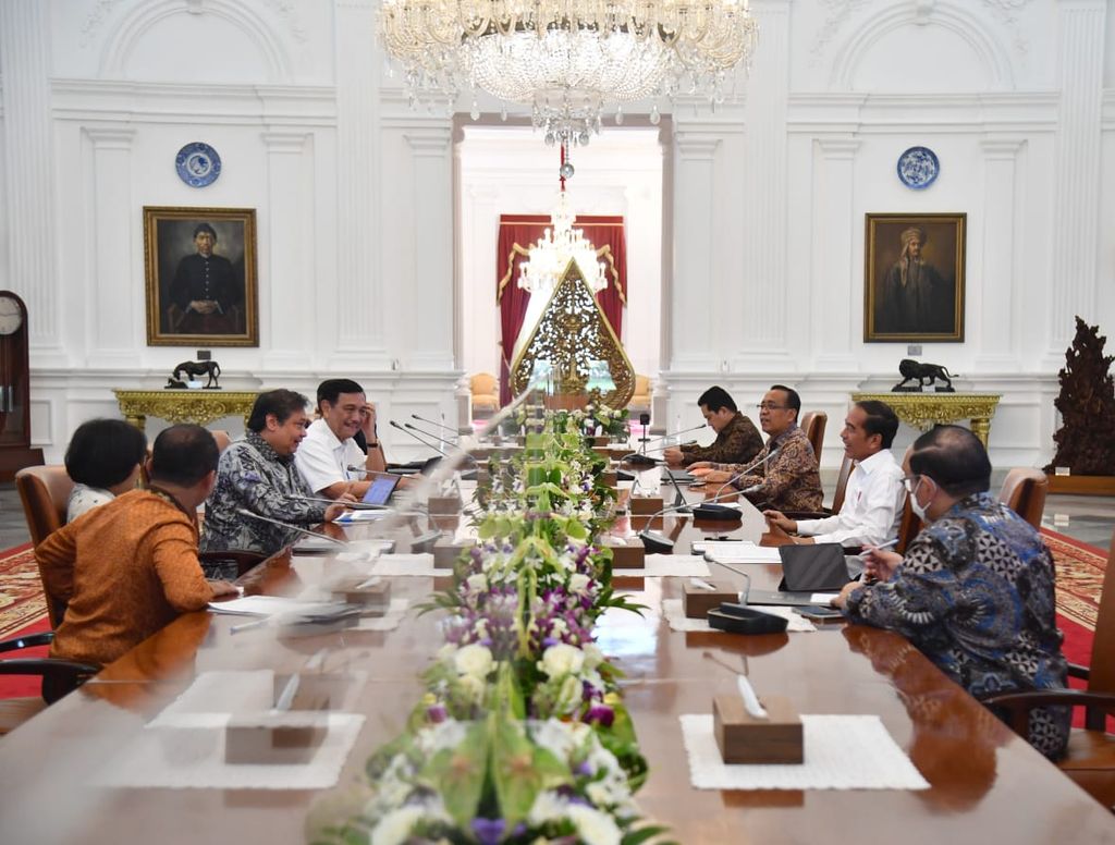 Presiden Joko Widodo dan Wakil Presiden Maruf Amin memimpin dua rapat terbatas (ratas) yang diselenggarakan berturut-turut, Rabu (11/1/2023) siang, di Istana Merdeka, Jakarta. Ratas pertama terkait evaluasi ekspor 2022 dan target 2023. Adapun ratas kedua terkait investasi.