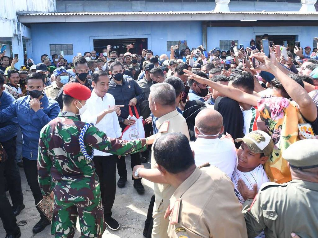 Dalam kunjungan ke Kota Baubau, Selasa (27/9/2022), Presiden juga menyempatkan mampir ke Pasar Wameo. Selain membagikan bantuan langsung tunai, Presiden juga menyapa masyarakat. 