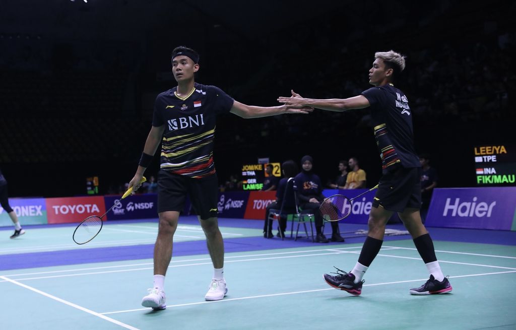 Muhammad Shohibul Fikri/Bagas Maulana melaju ke semifinal turnamen Thailand Masters di Stadion Nimibutr, Bangkok. Pada perempat final, Jumat (2/2/2024), mereka mengalahkan Lee Jhe Huei/Yang Po Hsuan (Taiwan) dengan skor 15-21, 21-9, 21-18.