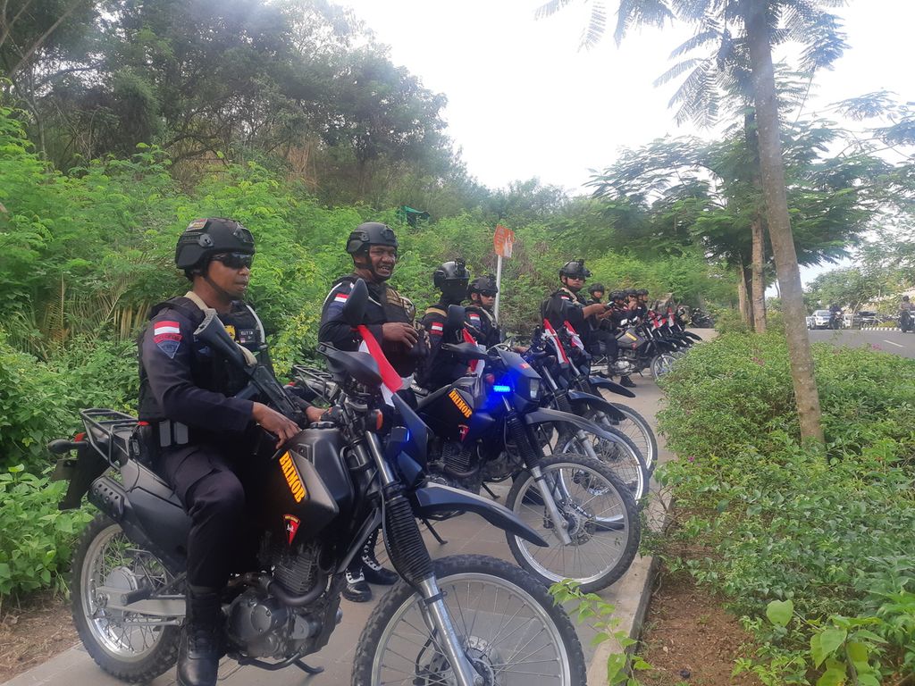 Aparat keamanan berjaga di depan Hotel Bintang Flores, Labuan Bajo, Kabupaten Manggarai Barat, Nusa Tenggara Timur pada Senin (8/5/2023). Hotel tersebut menjadi tempat berkumpul para awak media peliput KTT Ke-42 ASEAN.