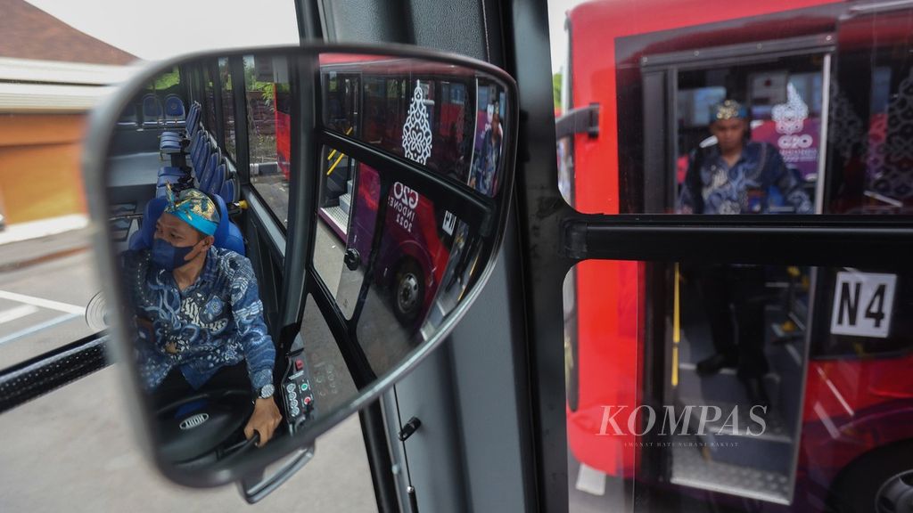 A bus driver prepares to drive an electric bus at the Benoa Harbor terminal in Denpasar, Bali, on Wednesday (9/11/2022). The government has prepared one large and 30 medium-sized electric buses as a means of commuter transportation to take delegates of the Group of 20 Summit to the venue. 