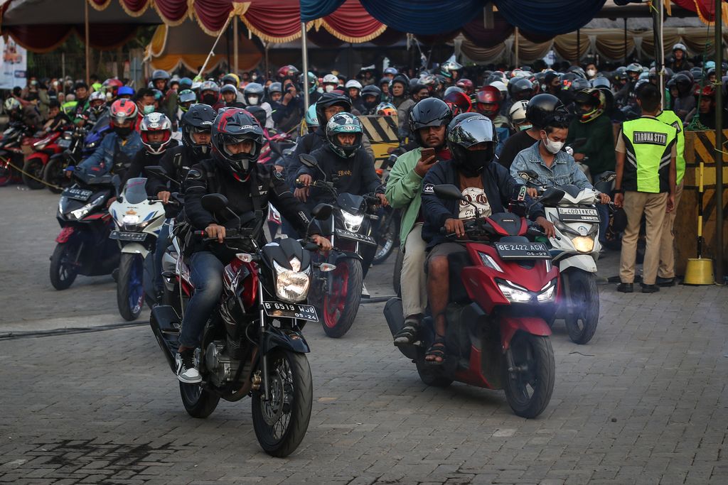 Pemudik bersepeda motor melaju menuju feri yang bersandar di Pelabuhan Ciwandan, Cilegon, Banten, Rabu (19/4/2023). Puncak arus mudik Lebaran 2023 mulai terlihat di Pelabuhan Ciwandan sejak Selasa (18/4/2023) malam hingga Rabu (19/4/2023) pagi. Menurut data Posko Mudik Ciwandan per Rabu pukul 05.00, jumlah pemudik bersepeda motor meningkat hampir dua kali lipat dari periode malam sebelumnya.