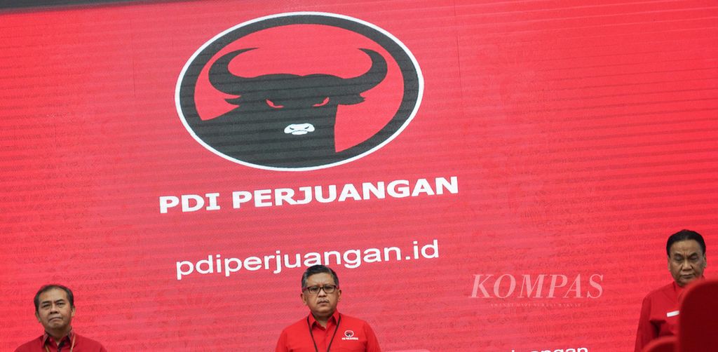 Sekretaris Jendral PDI-P Hasto Kristiyanto (tengah), di Kantor DPP PDI-P, Jakarta, Minggu (31/7/2022). 