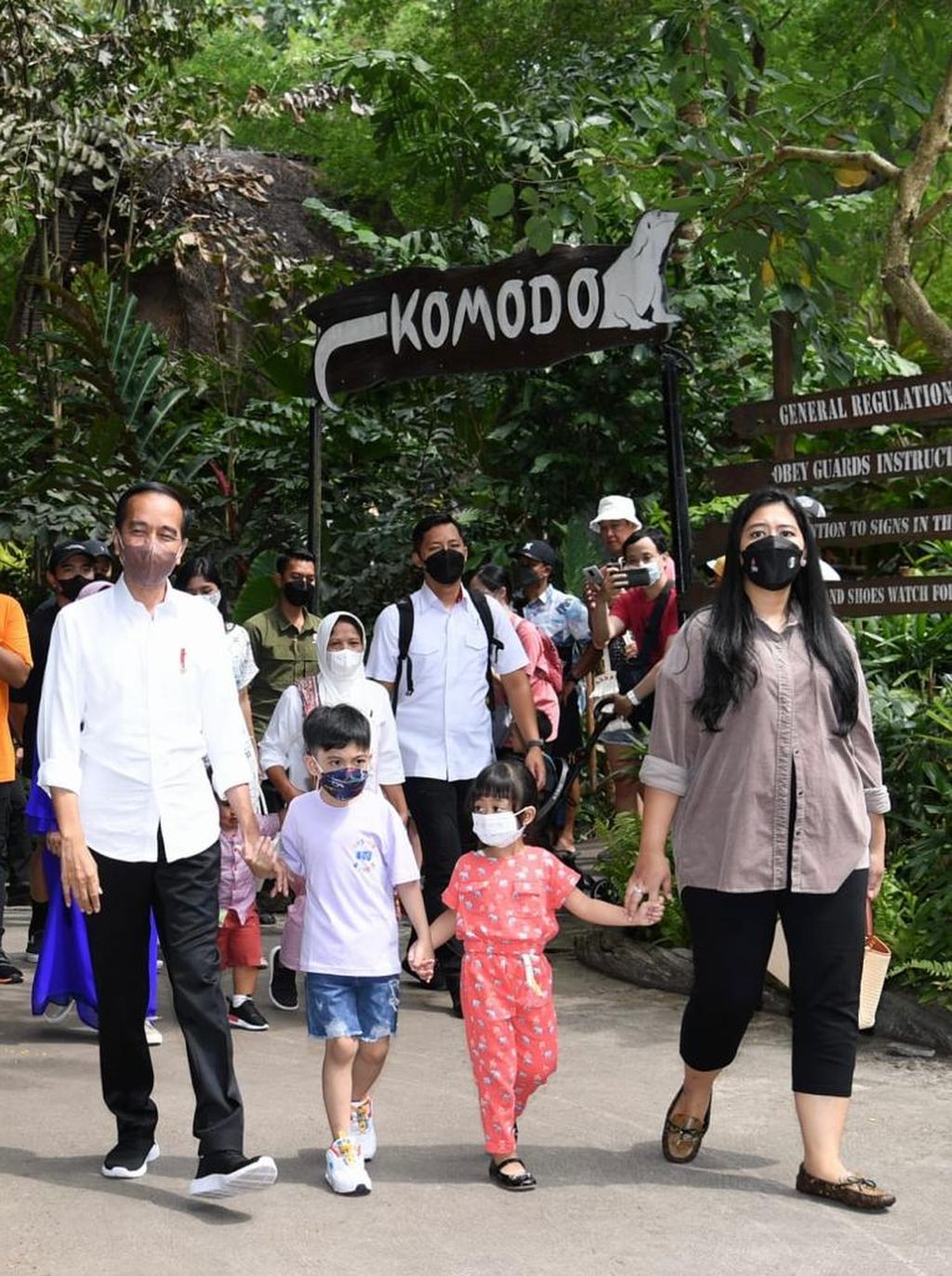 Presiden Jokowi dan Ibu Iriana Joko Widodo mengajak anak beserta cucu berwisata satwa di Bali Safari & Marine Park, Kabupaten Gianyar, pada liburan Lebaran di Bali, Kamis (5/5/2022).