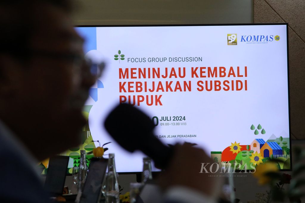 Diskusi kelompok terarah dengan tema Meninjau Kembali Kebijakan Subsidi Pupuk” digelar Harian <i>Kompas</i> di Jakarta, Rabu (10/7/2024). Narasumber pada diskusi ini, yaitu Direktur Pupuk dan Pestisida Kementerian Pertanian Tommy Nugraha; anggota Komisi IV DPR, Slamet; anggota Komisi VII DPR Mulyanto, Sekjen Masyarakat Singkong Indonesia Heri Soba; Wakil Sekretaris Jenderal Kontak Tani Nelayan Andalan Zulharman Djusman; serta akademisi IPB University, Dwi Andreas Santosa, dan dosen Universitas Padjajaran, Yayan Satyakti. 