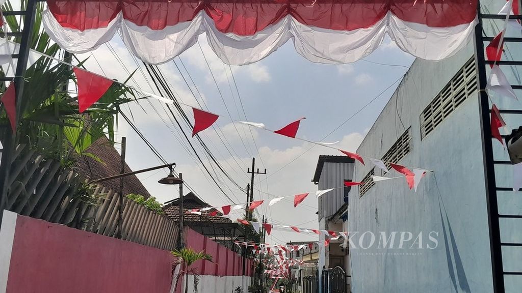 The red and white attributes are prominently displayed in one of the alleys in Bunulrejo Village, Blimbing District, Malang City, East Java, as seen on Sunday (07/30/2023) or two days before the arrival of August.