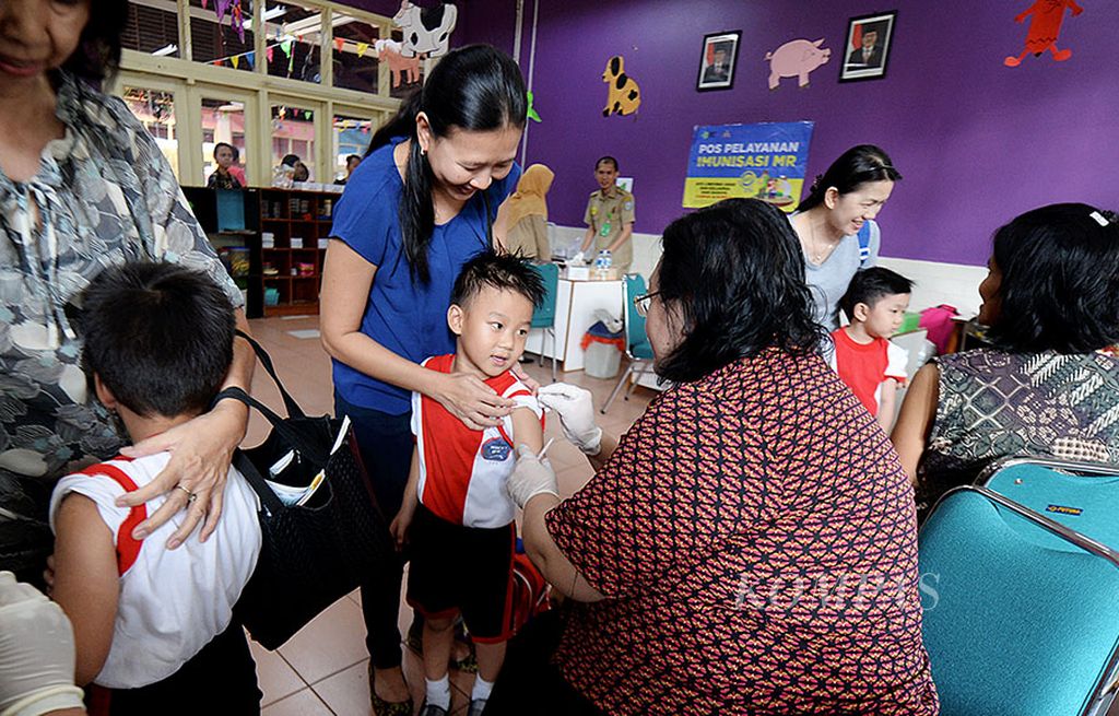 Anak-anak usia dini hingga tingkat taman kanak-kanak menjalani imunisasi measles-rubella (MR) di Sekolah Ricci 2 Bintaro, Pondok Aren, Tangerang Selatan, Banten, Selasa (8/8). Pemberian vaksin kepada anak usia 9 bulan hingga 15 tahun ini bertujuan  membebaskan anak-anak dari penyakit campak (measles) dan rubella. Campak   dapat menyebabkan komplikasi  serius, seperti diare berat, radang paru, radang otak, kebutaan, bahkan kematian. 