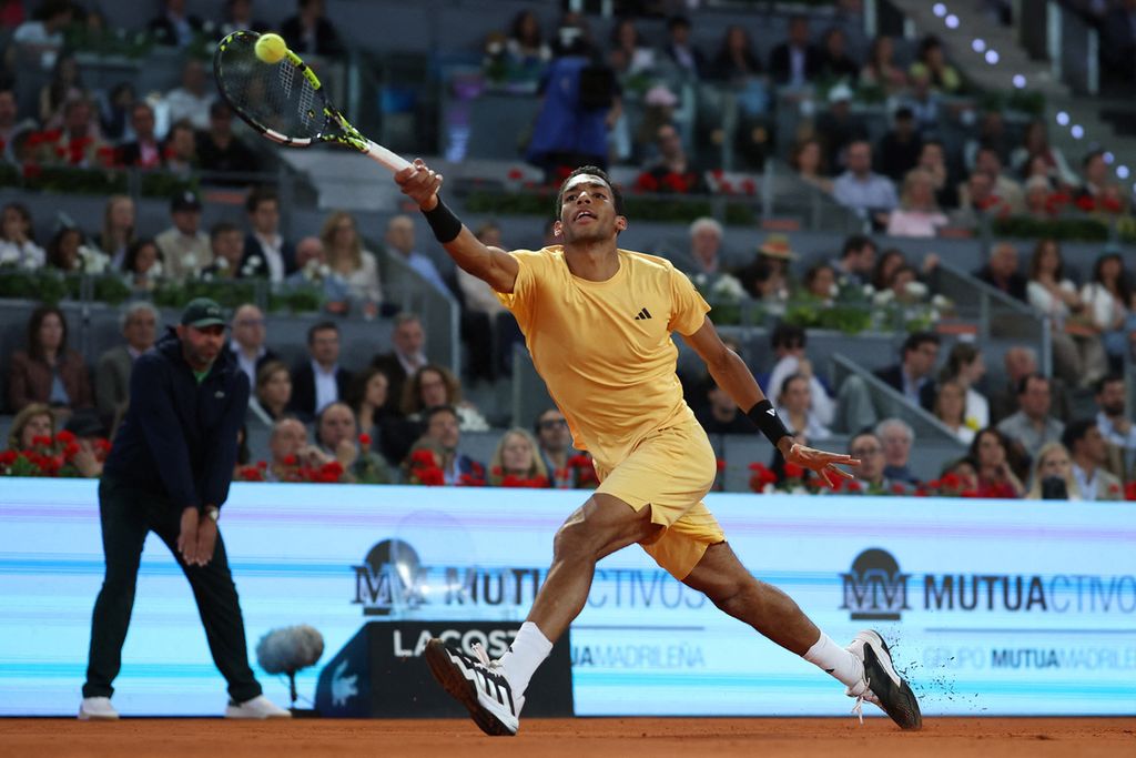 Canadian tennis player, Felix Auger-Aliassime, returned the ball to Russian tennis player, Andrey Rublev, in the final of the ATP Masters 1000 Madrid at the Manolo Santana Stadium, La Caja Magica, Madrid, Spain, on Sunday (5/5/2024) local time. Rublev won with a score of 4-6, 7-5, 7-5.