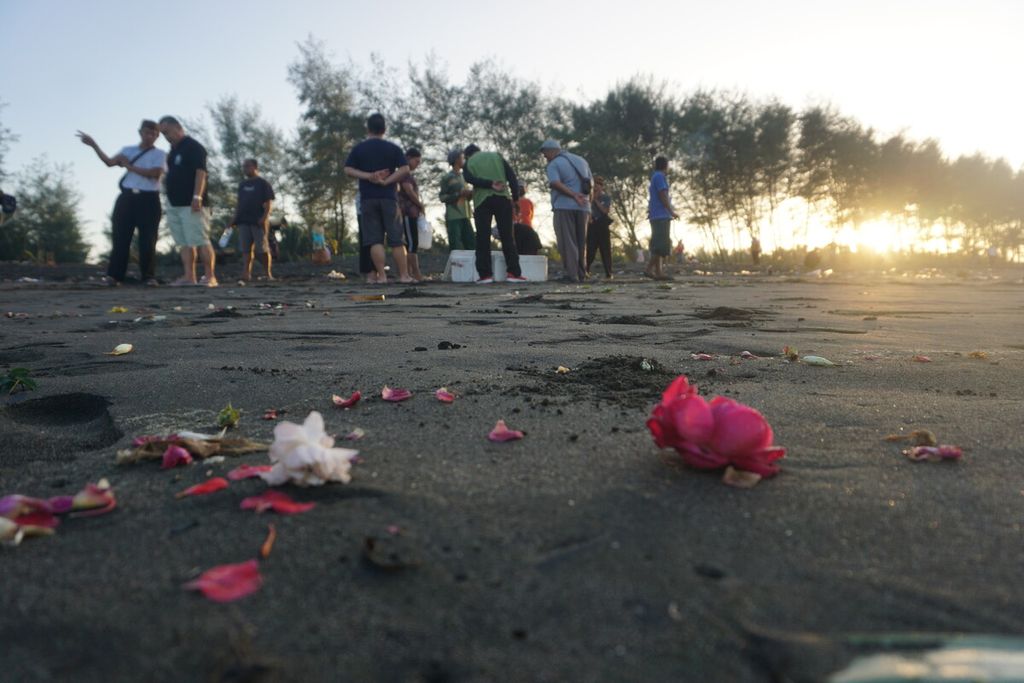 Suasana menjelang sedekah bumi di Pantai Srandil, Cilacap, Jawa Tengah, Jumat (21/7/2023). Sedekah bumi digelar dalam rangkaian Perayaan Tahun Baru 1 Sura 1957 Saka Jawa.