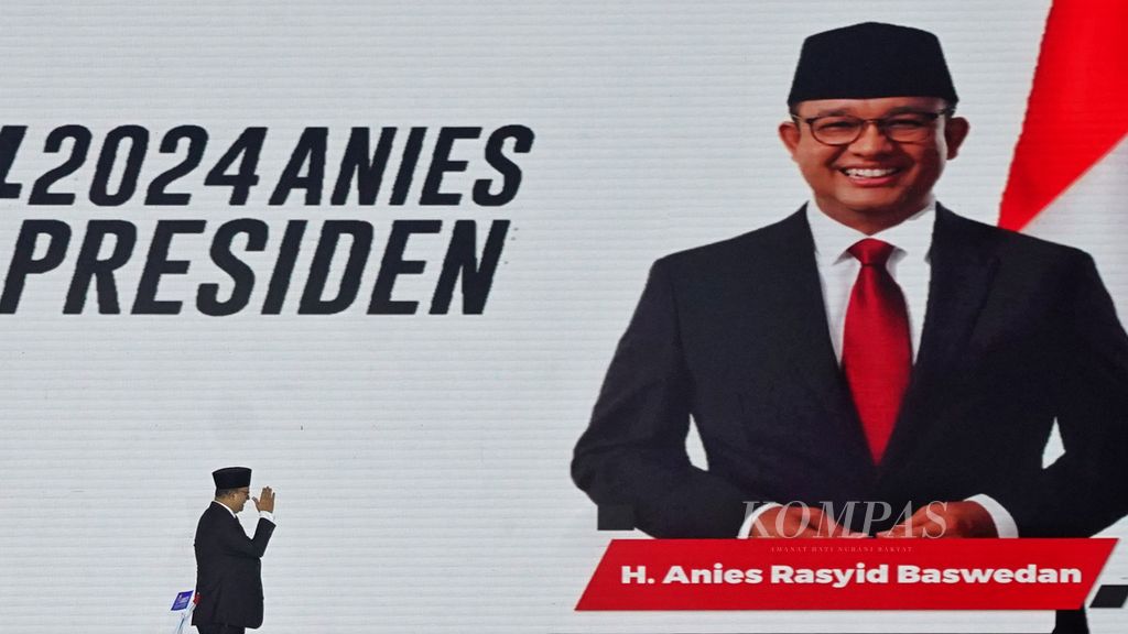 Bakal calon presiden yang diusung Koalisi Perubahan untuk Persatuan, Anies Baswedan, menjelang berpidato pada acara deklarasi kelompok sukarelawan Amanat Indonesia (Anies) di Lapangan Tennis Indoor, Gelora Bung Karno, Jakarta, Minggu (7/5/2023).  