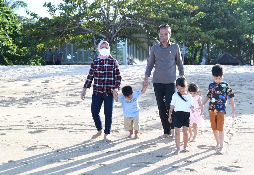  Deburan ombak menyambut kedatangan Presiden Joko Widodo beserta keluarga di pantai sekitaran Nusa Dua, Kabupaten Badung, Provinsi Bali, pada Jumat (6/5/2022). Antusiasme terlihat di wajah keempat cucu Presiden begitu melihat birunya air laut.
