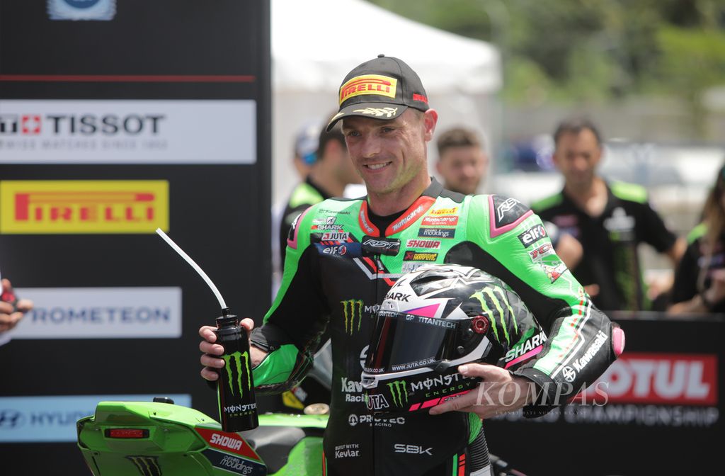 Pebalap Kawasaki, Alex Lowes, seusai balapan <i>superpole</i> Superbike di Sirkuit Internasional Jalan Raya Pertamina Mandalika di Kuta, Pujut, Lombok Tengah, Nusa Tenggara Barat, Minggu (5/3/3023). 