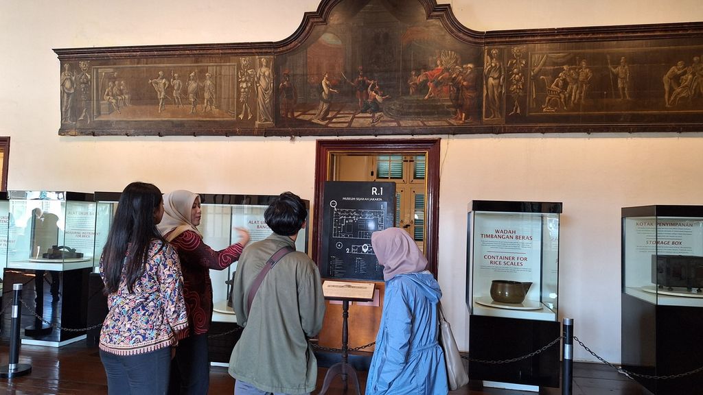 Seorang petugas tengah menjelaskan tentang koleksi sejarah di Museum Sejarah Jakarta, Kota Tua, Jakarta Barat, Jumat (28/6/2024).