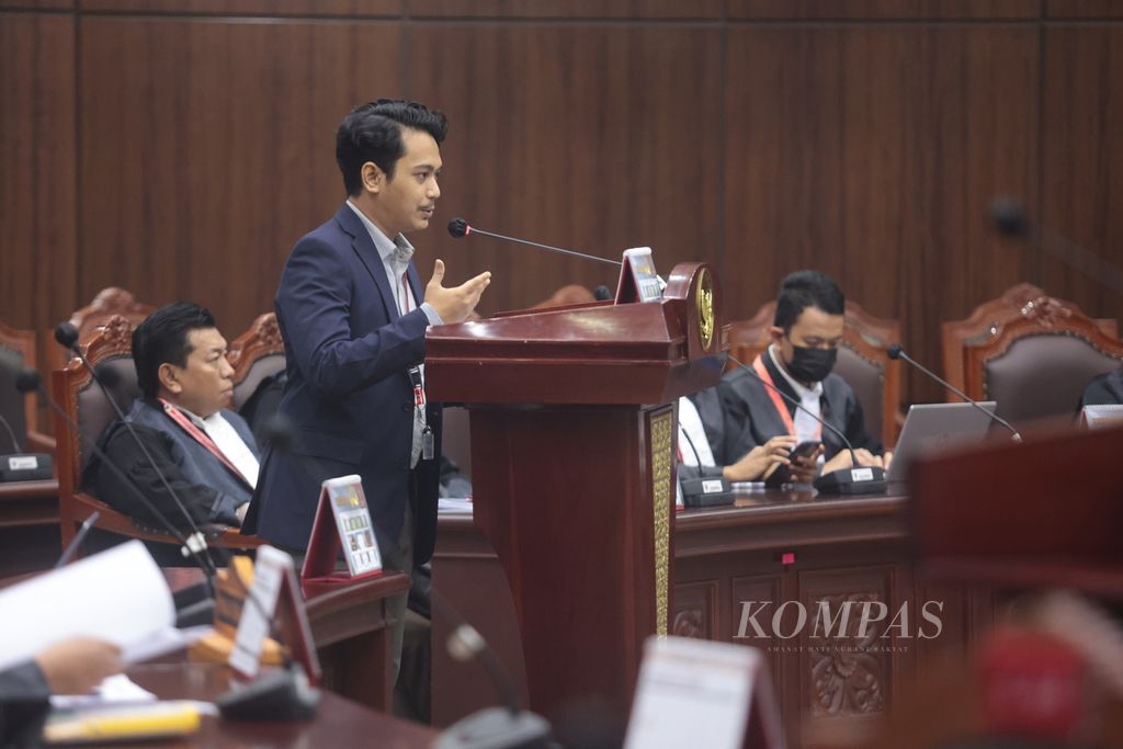 Peneliti dari Perkumpulan untuk Pemilu dan Demokrasi (Perludem), Kahfi Adlan Hafiz, menyampaikan pandangan saat mengikuti sidang pengujian materi atas Undang-Undang Nomor 7 Tahun 2017 tentang Pemilihan Umum di Mahkamah Konstitusi, Jakarta, Selasa (8/8/2023). 
